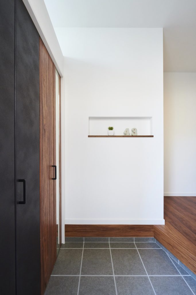 子世帯の玄関には、横長のニッチ棚を設けました。季節のインテリア小物を飾ったりと、生活に彩りが加わります。